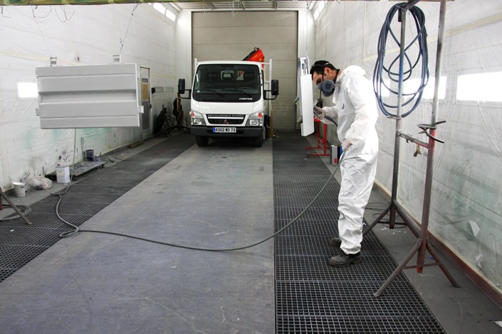 Bienvenue dans un univers de tôle, de soudure, et de peinture… Reportage industriel afin de pouvoir communiquer sur les diverses activités de cette carrosserie. De la création personnalisée au montage de poids lourds, tout y passe.
De la ferraille, des étincelles, une odeur de cuivre et de peinture…<br>Un univers masculin. Un accueil chaleureux. <br><br>Au fil des jours, ils ont complètement oublié ma présence… <br>Chouette.