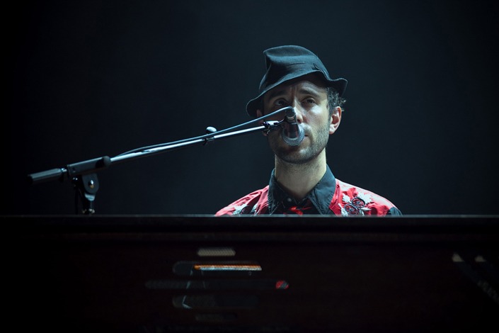 Soirée inaugurale ce soir au Phare. Une journée de préparation et de reportage dans les lieux. En cette soirée festive, l'Audi A1 nous sera présentée par la championne de ski alpin Tessa WORLEY, et Charlie WINSTON nous entraînera dans une pop anglaise endiablée. <br><br>Le bad boy se laissera figé par l'appareil, en jouera même et offrira une belle ballade dans les couloirs du Phare... <br><br>Une soirée sous un ciel étoilé.