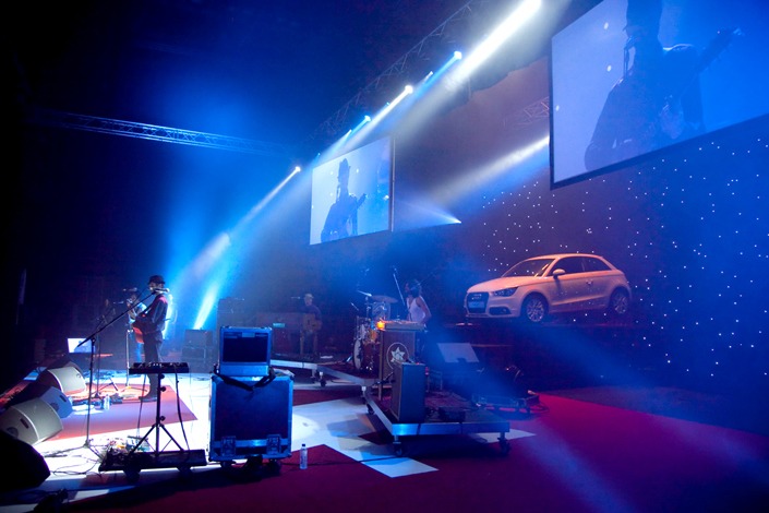 Soirée inaugurale ce soir au Phare. Une journée de préparation et de reportage dans les lieux. En cette soirée festive, l'Audi A1 nous sera présentée par la championne de ski alpin Tessa WORLEY, et Charlie WINSTON nous entraînera dans une pop anglaise endiablée. <br><br>Le bad boy se laissera figé par l'appareil, en jouera même et offrira une belle ballade dans les couloirs du Phare... <br><br>Une soirée sous un ciel étoilé.