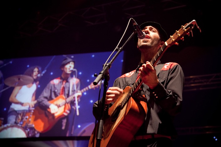 Soirée inaugurale ce soir au Phare. Une journée de préparation et de reportage dans les lieux. En cette soirée festive, l'Audi A1 nous sera présentée par la championne de ski alpin Tessa WORLEY, et Charlie WINSTON nous entraînera dans une pop anglaise endiablée. <br><br>Le bad boy se laissera figé par l'appareil, en jouera même et offrira une belle ballade dans les couloirs du Phare... <br><br>Une soirée sous un ciel étoilé.