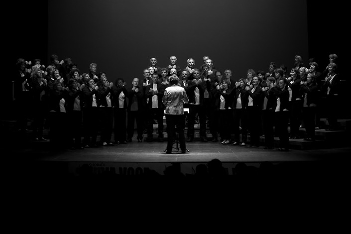 Le silence malgré la foule...<br>Les murmures, les pas qui trépignent, attendent. Les mains qui acclament. Une attente longue et nécessaire. Quelques accords de basse donnent les derniers réglages, les premiers accords.<br>Derrière le rideau, les regards s'évitent ou se croisent, regardent haut vers le ciel ou s'ancrent dans le sol.<br><br>Et puis, le rideau s'ouvre... <br>On siffle, les mains s'agitent, les gorges se dénouent, les visages se tendent vers la scène. Il est temps de mettre les bouchons dans les oreilles, et de se préparer à suspendre ces instants donnés... <br>Oui, donnés... pas volés.