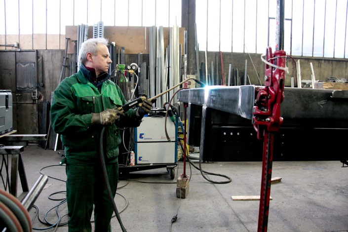 Bienvenue dans un univers de tôle, de soudure, et de peinture… Reportage industriel afin de pouvoir communiquer sur les diverses activités de cette carrosserie. De la création personnalisée au montage de poids lourds, tout y passe.
De la ferraille, des étincelles, une odeur de cuivre et de peinture…<br>Un univers masculin. Un accueil chaleureux. <br><br>Au fil des jours, ils ont complètement oublié ma présence… <br>Chouette.