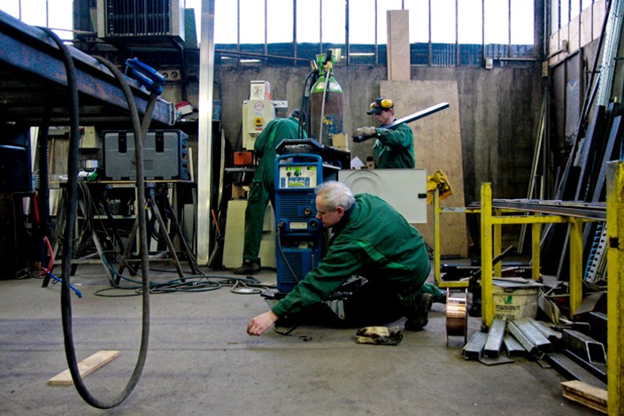 Bienvenue dans un univers de tôle, de soudure, et de peinture… Reportage industriel afin de pouvoir communiquer sur les diverses activités de cette carrosserie. De la création personnalisée au montage de poids lourds, tout y passe.
De la ferraille, des étincelles, une odeur de cuivre et de peinture…<br>Un univers masculin. Un accueil chaleureux. <br><br>Au fil des jours, ils ont complètement oublié ma présence… <br>Chouette.