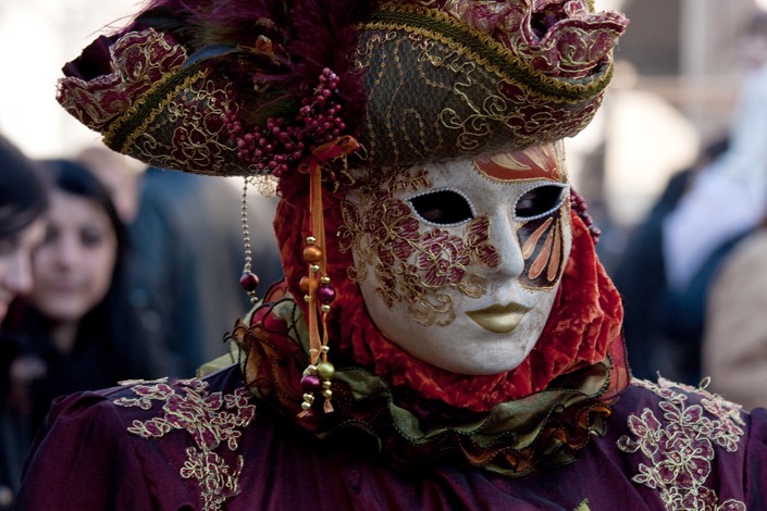 Petit reporting au Carnaval de Venise… <br>Les masques tournoient, il fait froid et très humide mais la foule réchauffe et me noie. <br><br>Une ambiance particulière, un silence qui dérange autant qu’il apaise lors des matins de brumes… il n’y a aucun bruit de moteur ici.. simplement les gondoles qui glissent entre les canaux… <br><br>Les vaporetto, les cafés succulents, le pasta, il frizzante ! <br>J’y reviendrais, c’est sûr… mais juste pour le plaisir cette fois-ci.<br>