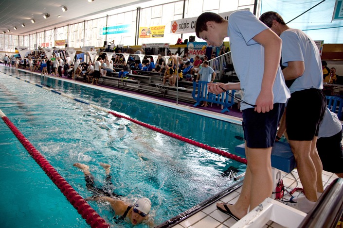 C’est sous le regard d’Alena POPCHANKA (marraine du meeting et nageuse de l’équipe de France) que ces jeunes sportifs ont donné le meilleur d’eux-mêmes. <br><br>Des nageurs de haut niveau…  le niveau de compétition était relevé. Une bonne ambiance et émulation a permis à tous de donner le maximum. Des souvenirs plein la tête, certains ont bien compris que « pour nager vite, ils doivent donner le meilleur d’eux même à l’entrainement » (dixit « Antoine », l’un des nageurs). <br><br>Je découvre une discipline que je ne connaissais guère. Un esprit de compétition certes, allié au plaisir d’être ensemble. Il y a de la joie ici, des larmes et des records !