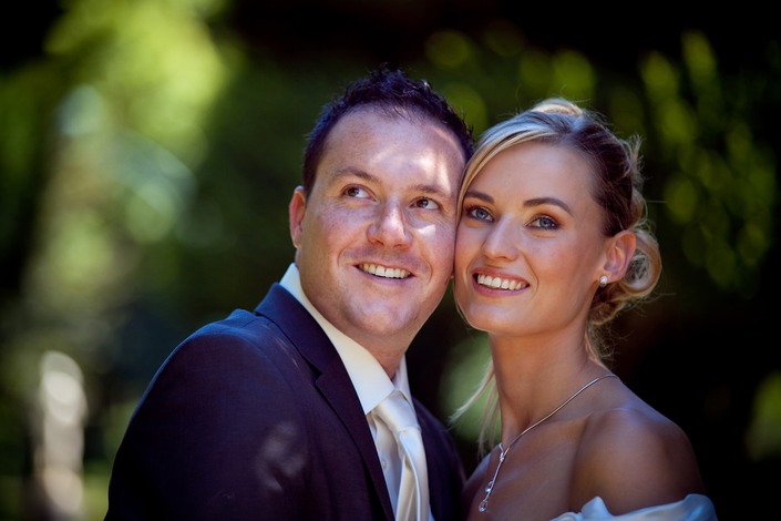 Voilà des années que le mariage rythme ma pratique photographique. <br>Chacun est unique, inoubliable. Des sourires, des larmes, de la joie et tellement d’Amour. <br><br>
C’est un moment privilégié que d’être photographe de mariage. L’intime se dévoile sous nos yeux. Une complicité étrangère et connue à la fois… un partage tellement fort. <br><br>Et la photographie qui restera la mémoire de ce jour unique.