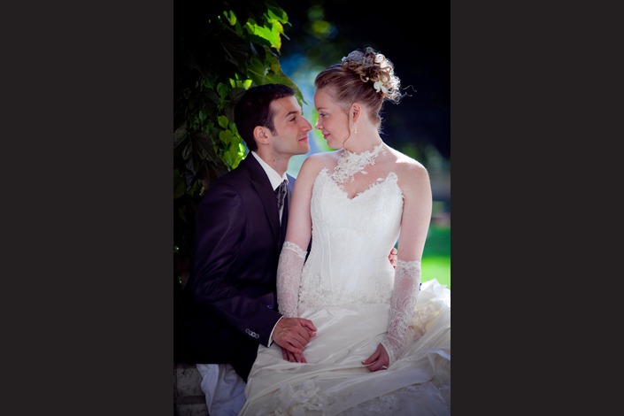 Voilà des années que le mariage rythme ma pratique photographique. <br>Chacun est unique, inoubliable. Des sourires, des larmes, de la joie et tellement d’Amour. <br><br>
C’est un moment privilégié que d’être photographe de mariage. L’intime se dévoile sous nos yeux. Une complicité étrangère et connue à la fois… un partage tellement fort. <br><br>Et la photographie qui restera la mémoire de ce jour unique.