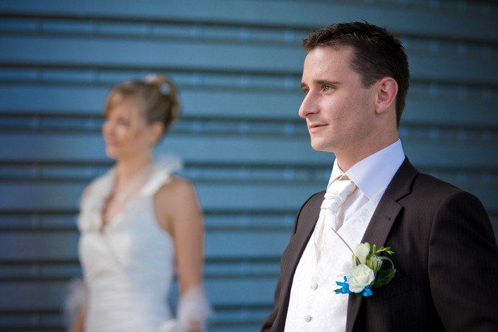 Voilà des années que le mariage rythme ma pratique photographique. <br>Chacun est unique, inoubliable. Des sourires, des larmes, de la joie et tellement d’Amour. <br><br>
C’est un moment privilégié que d’être photographe de mariage. L’intime se dévoile sous nos yeux. Une complicité étrangère et connue à la fois… un partage tellement fort. <br><br>Et la photographie qui restera la mémoire de ce jour unique.