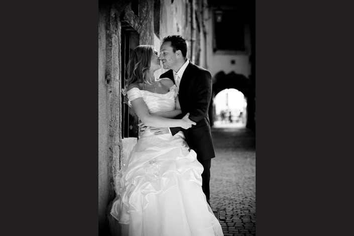 Voilà des années que le mariage rythme ma pratique photographique. <br>Chacun est unique, inoubliable. Des sourires, des larmes, de la joie et tellement d’Amour. <br><br>
C’est un moment privilégié que d’être photographe de mariage. L’intime se dévoile sous nos yeux. Une complicité étrangère et connue à la fois… un partage tellement fort. <br><br>Et la photographie qui restera la mémoire de ce jour unique.