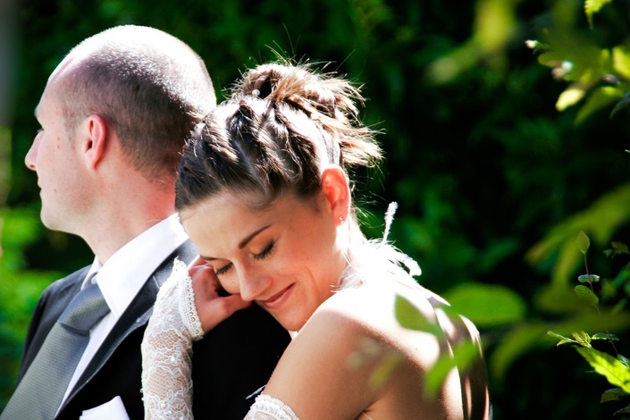 Voilà des années que le mariage rythme ma pratique photographique. <br>Chacun est unique, inoubliable. Des sourires, des larmes, de la joie et tellement d’Amour. <br><br>
C’est un moment privilégié que d’être photographe de mariage. L’intime se dévoile sous nos yeux. Une complicité étrangère et connue à la fois… un partage tellement fort. <br><br>Et la photographie qui restera la mémoire de ce jour unique.