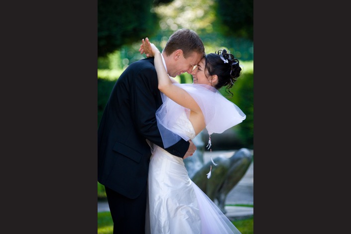 Voilà des années que le mariage rythme ma pratique photographique. <br>Chacun est unique, inoubliable. Des sourires, des larmes, de la joie et tellement d’Amour. <br><br>
C’est un moment privilégié que d’être photographe de mariage. L’intime se dévoile sous nos yeux. Une complicité étrangère et connue à la fois… un partage tellement fort. <br><br>Et la photographie qui restera la mémoire de ce jour unique.