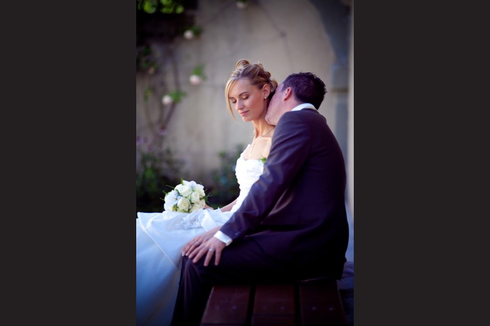 Voilà des années que le mariage rythme ma pratique photographique. <br>Chacun est unique, inoubliable. Des sourires, des larmes, de la joie et tellement d’Amour. <br><br>
C’est un moment privilégié que d’être photographe de mariage. L’intime se dévoile sous nos yeux. Une complicité étrangère et connue à la fois… un partage tellement fort. <br><br>Et la photographie qui restera la mémoire de ce jour unique.