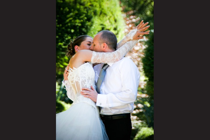 Voilà des années que le mariage rythme ma pratique photographique. <br>Chacun est unique, inoubliable. Des sourires, des larmes, de la joie et tellement d’Amour. <br><br>
C’est un moment privilégié que d’être photographe de mariage. L’intime se dévoile sous nos yeux. Une complicité étrangère et connue à la fois… un partage tellement fort. <br><br>Et la photographie qui restera la mémoire de ce jour unique.