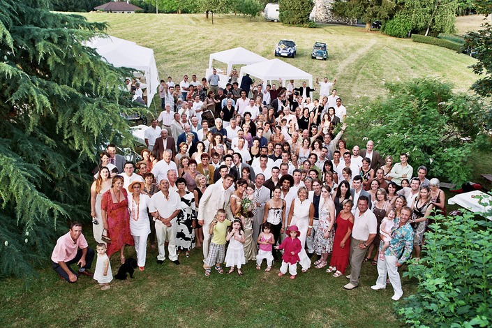 Voilà des années que le mariage rythme ma pratique photographique. <br>Chacun est unique, inoubliable. Des sourires, des larmes, de la joie et tellement d’Amour. <br><br>
C’est un moment privilégié que d’être photographe de mariage. L’intime se dévoile sous nos yeux. Une complicité étrangère et connue à la fois… un partage tellement fort. <br><br>Et la photographie qui restera la mémoire de ce jour unique.