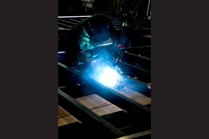 Bienvenue dans un univers de tôle, de soudure, et de peinture… Reportage industriel afin de pouvoir communiquer sur les diverses activités de cette carrosserie. De la création personnalisée au montage de poids lourds, tout y passe.
De la ferraille, des étincelles, une odeur de cuivre et de peinture…<br>Un univers masculin. Un accueil chaleureux. <br><br>Au fil des jours, ils ont complètement oublié ma présence… <br>Chouette.